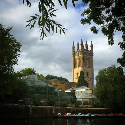 Paddling past the botanical gardens. #Oxford #punting #notpunting