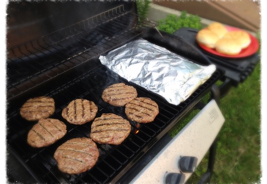 Lamb burgers and asparagus