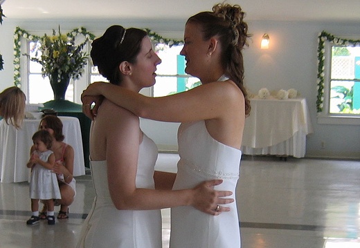 Liz sings to Amy during their first dance
